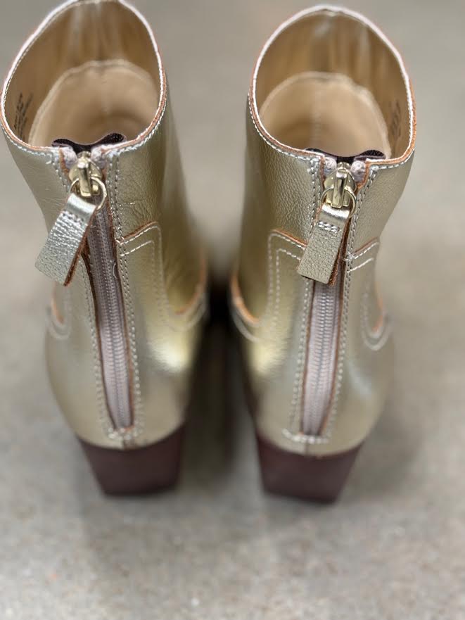 
                      
                        Baton Soft Gold Boot
                      
                    