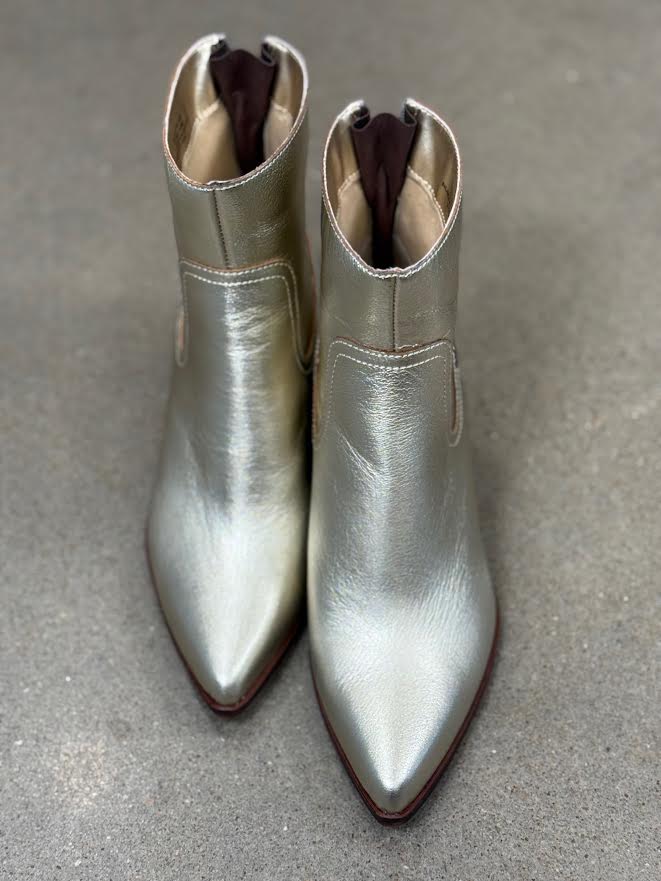 
                      
                        Baton Soft Gold Boot
                      
                    